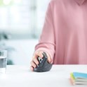 Logitech MX Vertical Advanced vertikalni ergonomski bežični optički miš, za dešnjake, USB, grafit (910-005448)