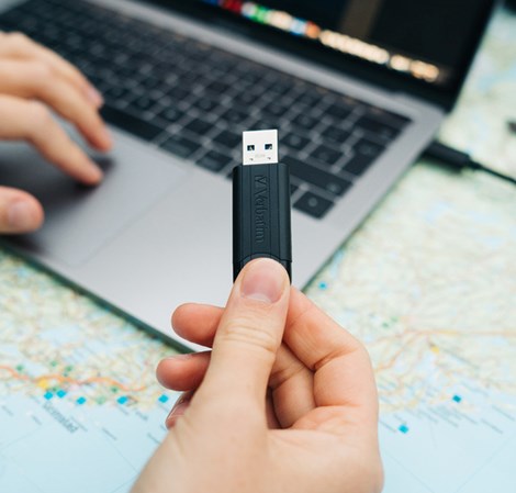 Verbatim PinStripe 16GB USB3.2 Gen1, crni