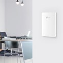 TP-Link Omada AX1800 bežična pristupna točka zidna/stropna Dual-Band Wi-Fi 6 (AP) 574Mbps/1201Mbps (2.4GHz/5GHz), 802.11ax/ac/n/g/b/a, 4×G-LAN, podrška za PoE, 2×interna antena