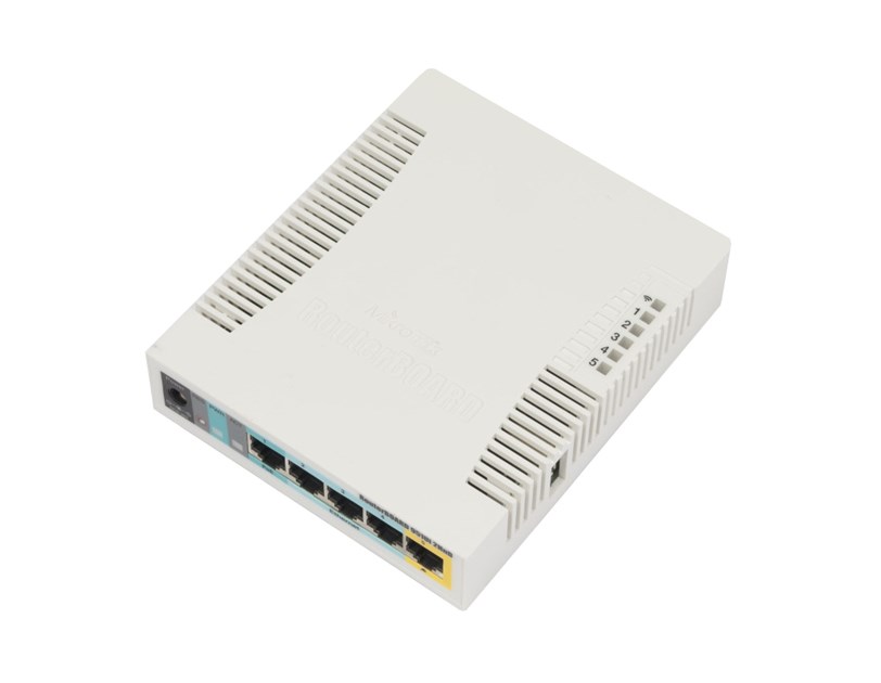 Mikrotik RB951Ui-2HnD, 600Mhz CPU, 128MB RAM, 5×LAN, 2.4Ghz 802b/g/n integrirana antena, plastično kućište, PSU, RouterOS L4